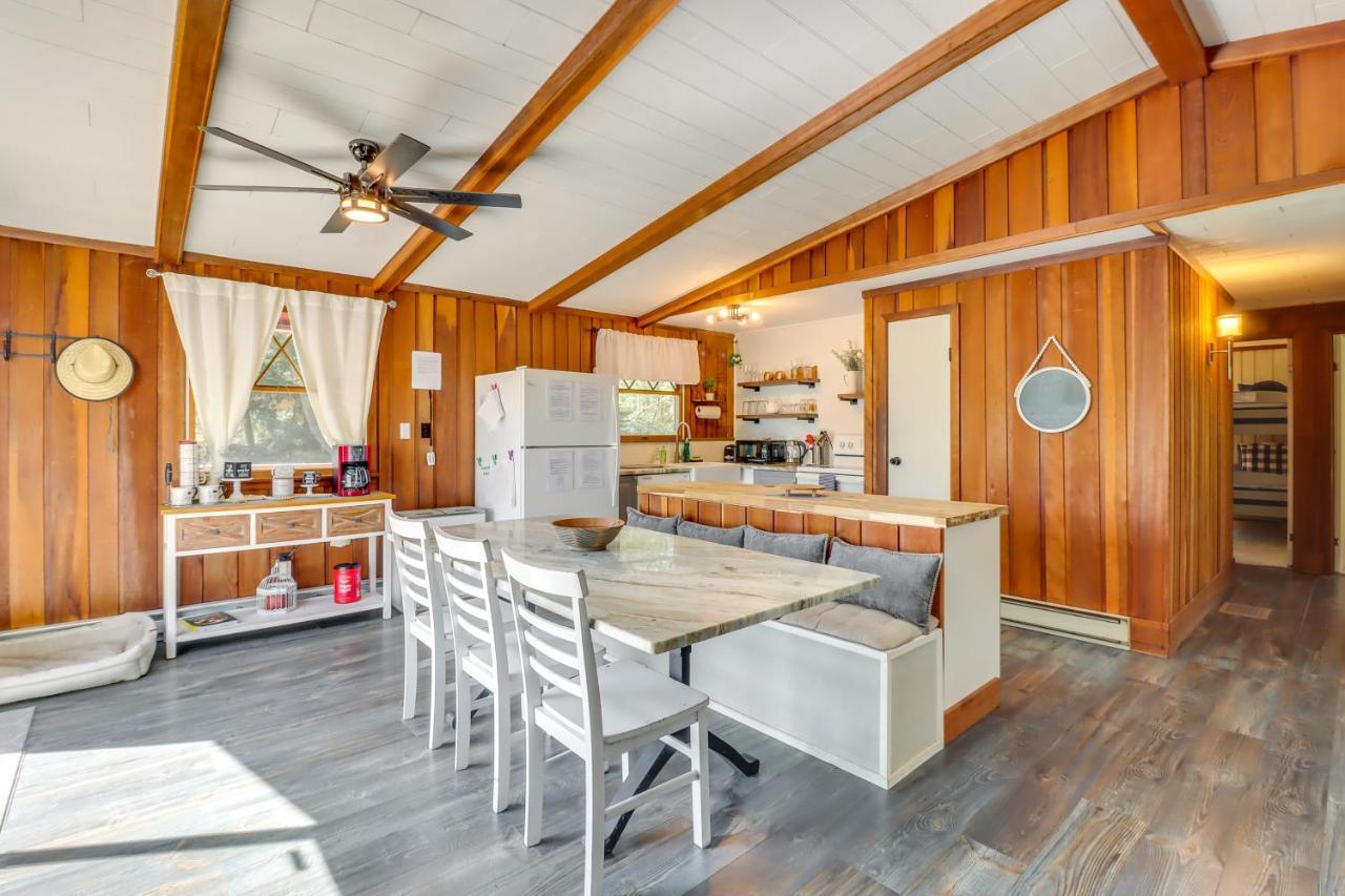 Lakefront Poconos Vacation Rental With Swim Dock! Long Pond Eksteriør billede