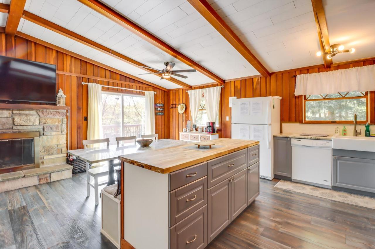 Lakefront Poconos Vacation Rental With Swim Dock! Long Pond Eksteriør billede