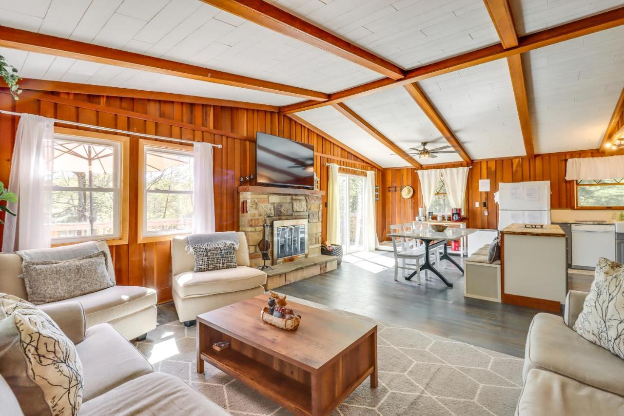 Lakefront Poconos Vacation Rental With Swim Dock! Long Pond Eksteriør billede