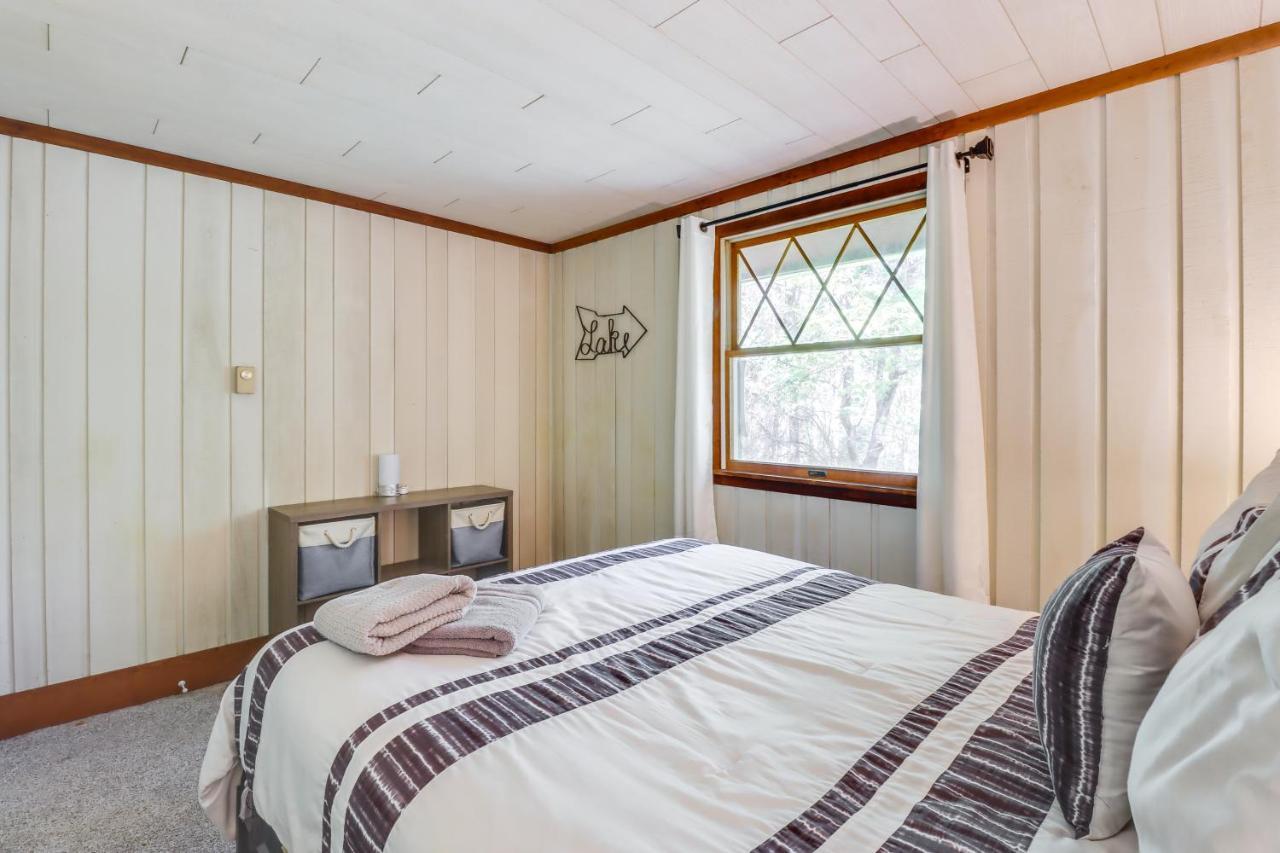 Lakefront Poconos Vacation Rental With Swim Dock! Long Pond Eksteriør billede