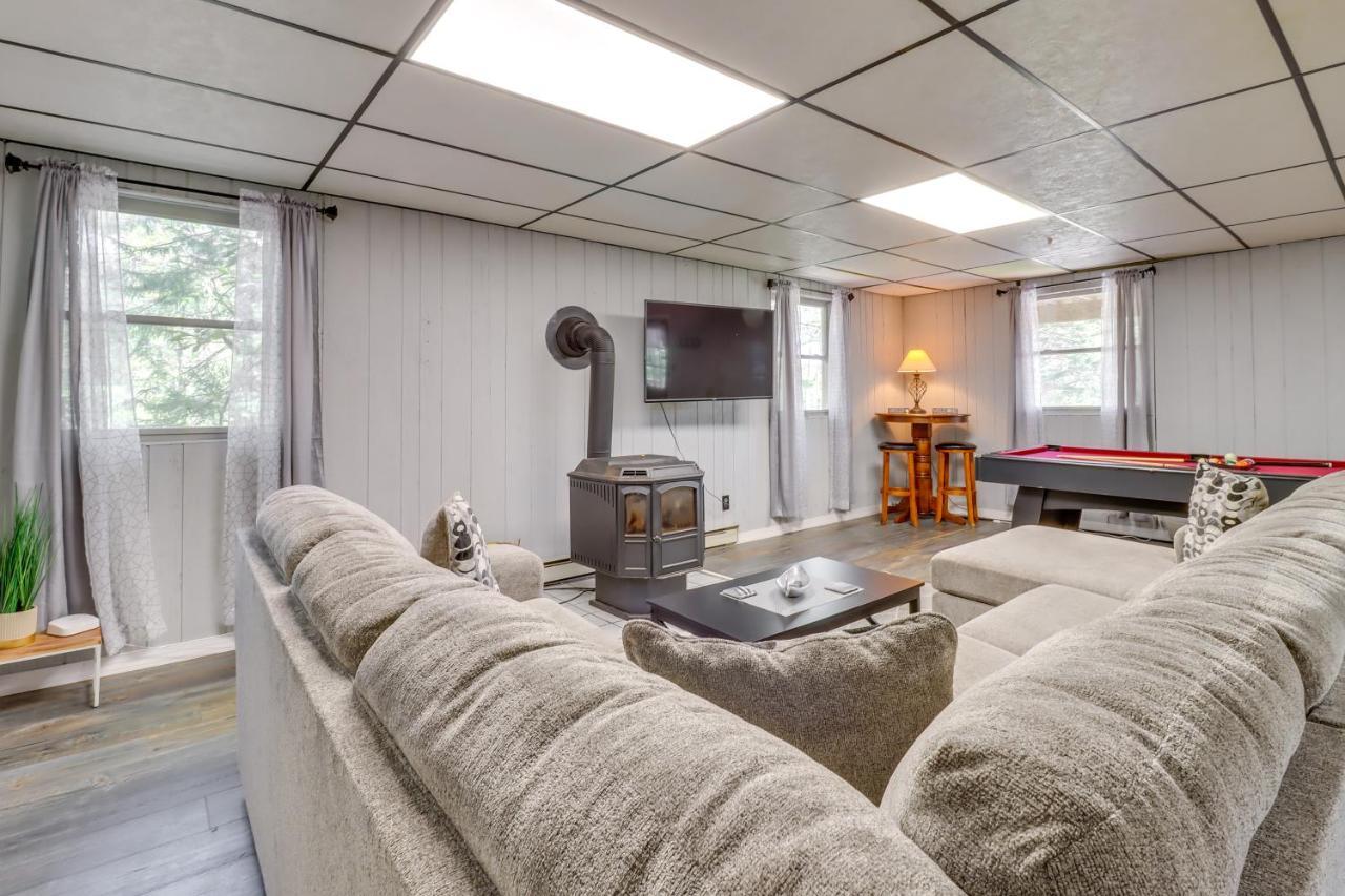 Lakefront Poconos Vacation Rental With Swim Dock! Long Pond Eksteriør billede